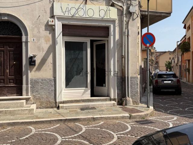 Locale Commerciale in vendita a Castel Di Sangro, Abruzzo