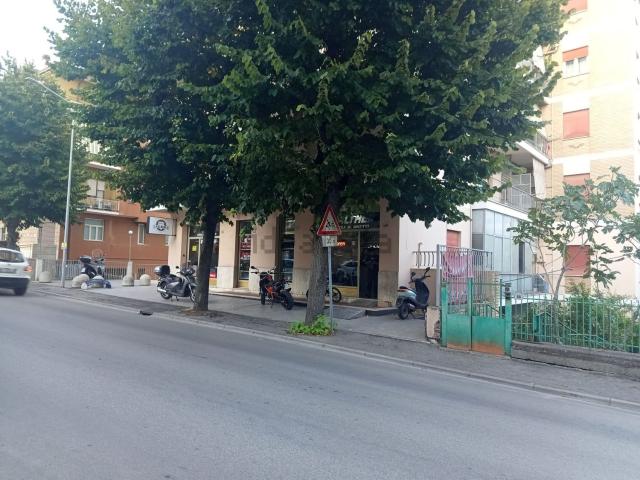 Locale Commerciale in vendita a Quartiere Trento e Trieste, Lanciano