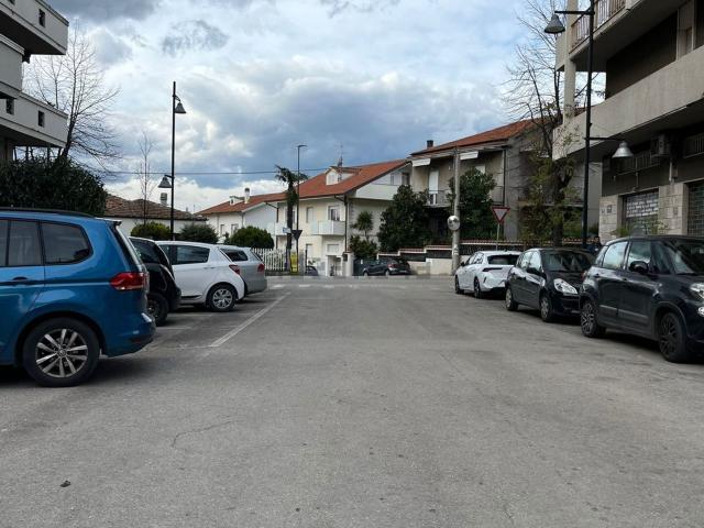 Locale Commerciale in vendita a Rancitelli, Pescara
