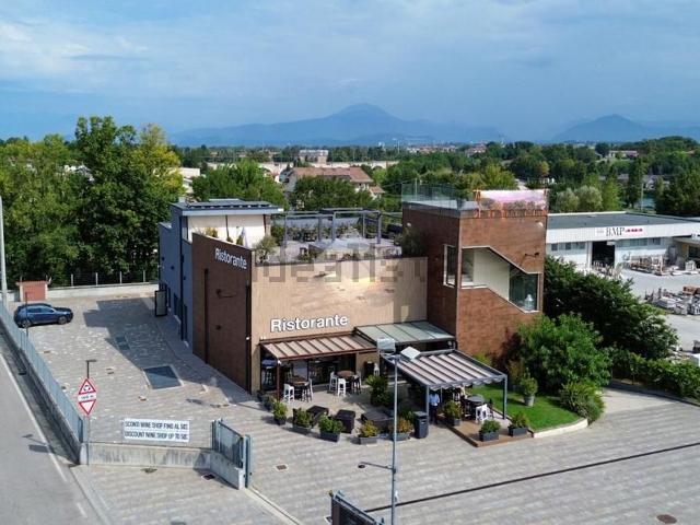 Locale Commerciale in vendita a Peschiera Del Garda, Veneto