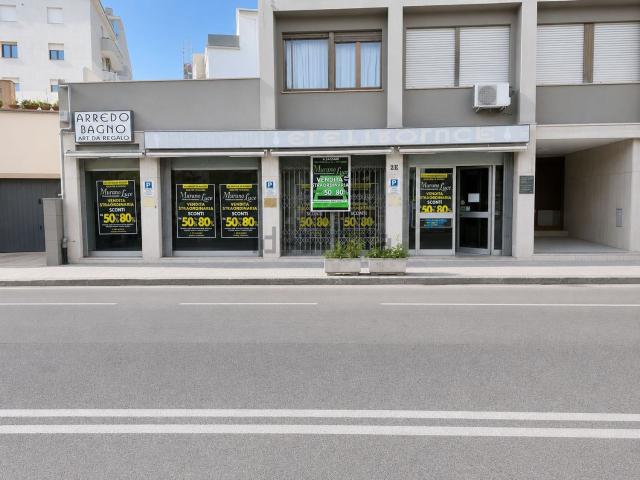Locale Commerciale in vendita a Luna e Sole, Cala Di Volpe