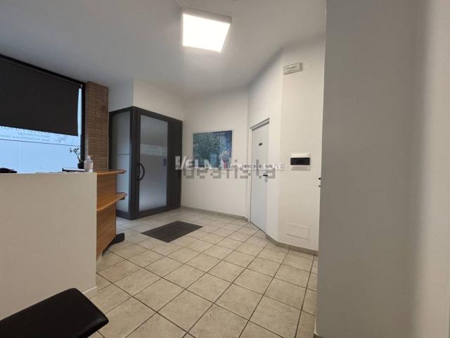 Locale Commerciale in vendita a Sant'Antonio, Marche