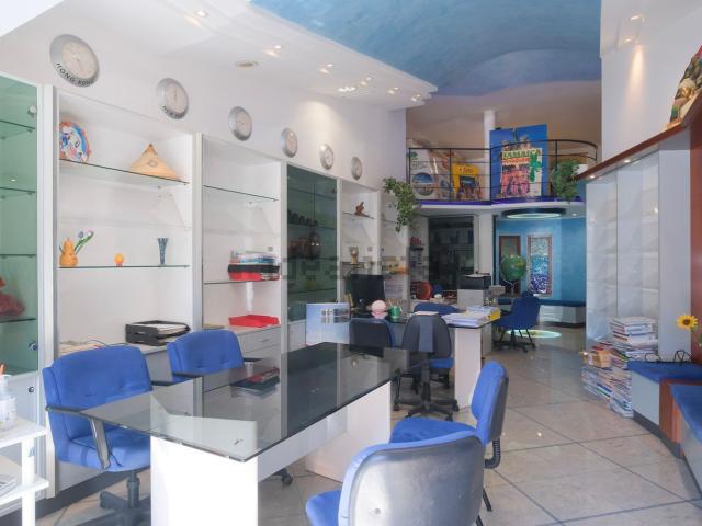 Locale Commerciale in vendita a Centro Storico, Marche