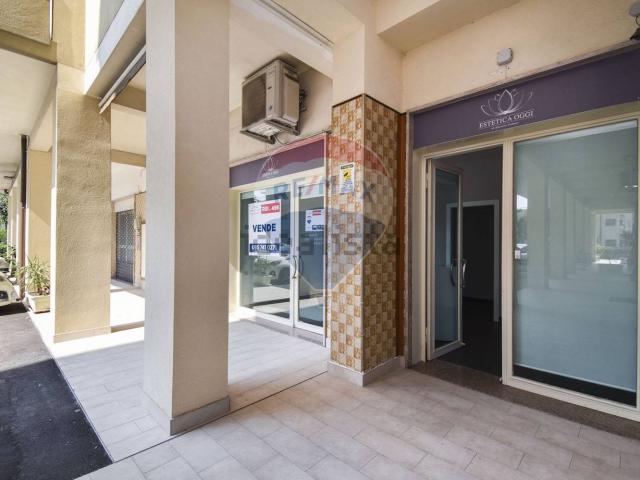 Locale Commerciale in vendita a Loreto, Acireale