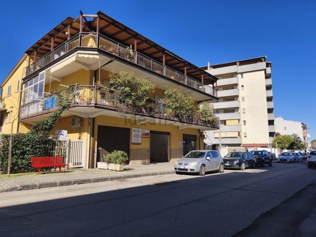 Locale Commerciale in vendita a Popilia, Calabria