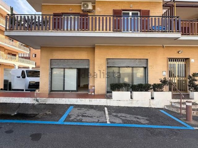 Locale Commerciale in vendita a Marina di San Nicola, Roma Capitale