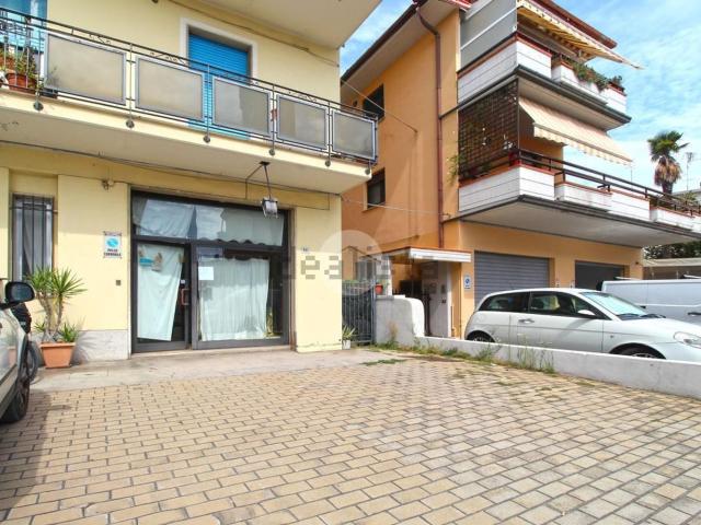 Locale Commerciale in vendita a Salaria, Marche