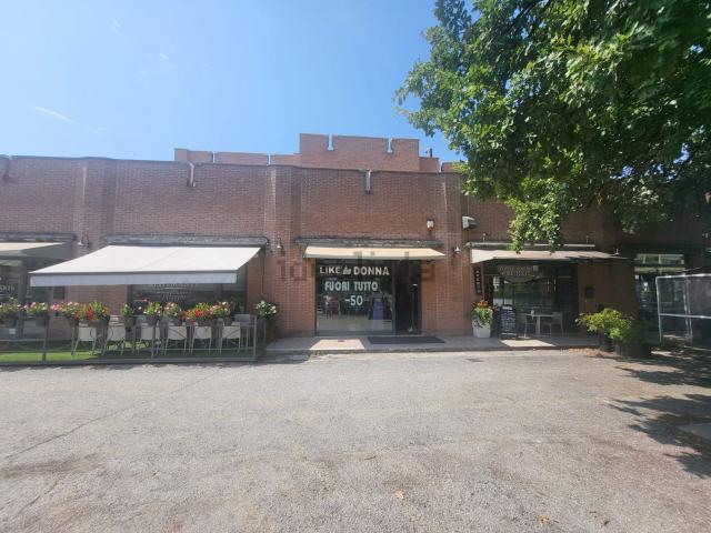 Locale Commerciale in vendita a Foligno, Umbria