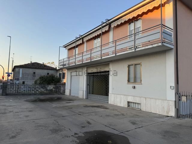 Locale Commerciale in vendita a S. Lucia, Cadeo