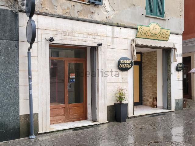 Locale Commerciale in vendita a Ovada, Alessandria