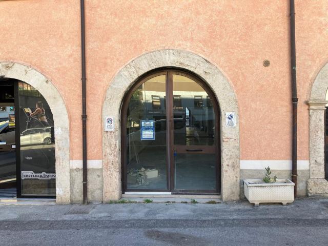 Locale Commerciale in vendita a Isernia, Molise
