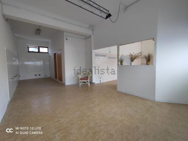 Locale Commerciale in vendita a Macine, Marche