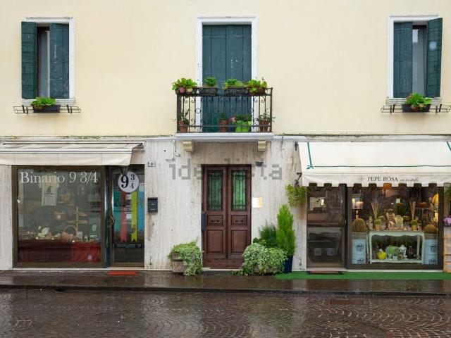 Locale Commerciale in vendita a Marche, Macerata
