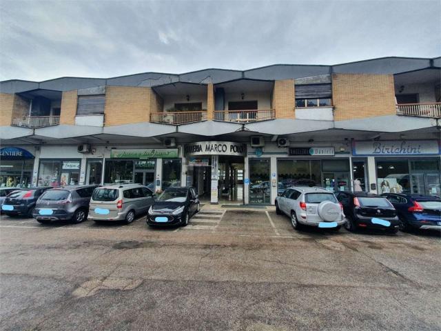 Locale Commerciale in vendita a Osimo, Ancona
