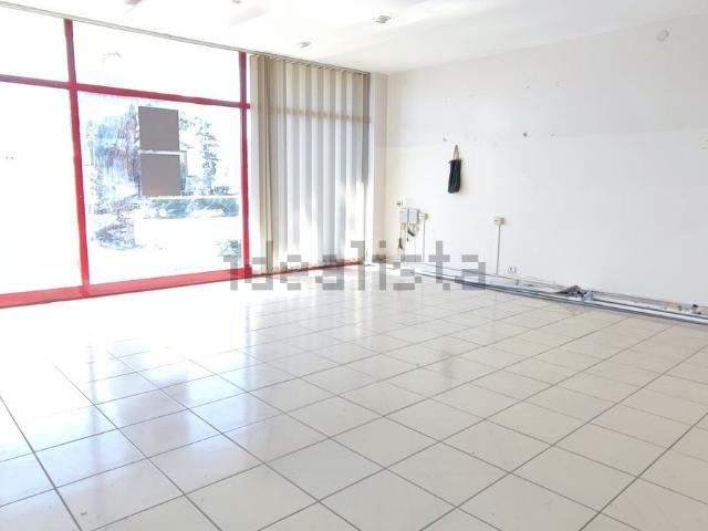 Locale Commerciale in vendita a Marche, Fermo
