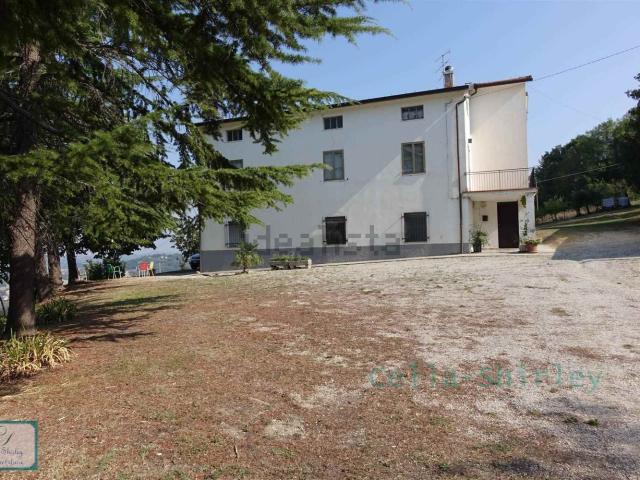 Locale Commerciale in vendita a Marche, Fermo