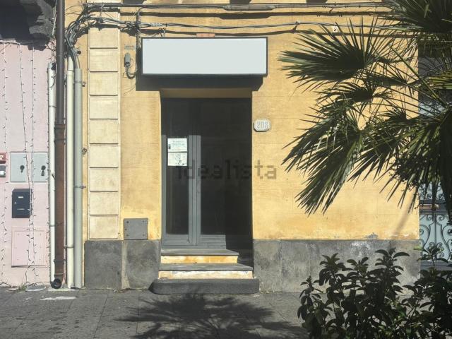 Locale Commerciale in vendita a Pedara, Sicilia