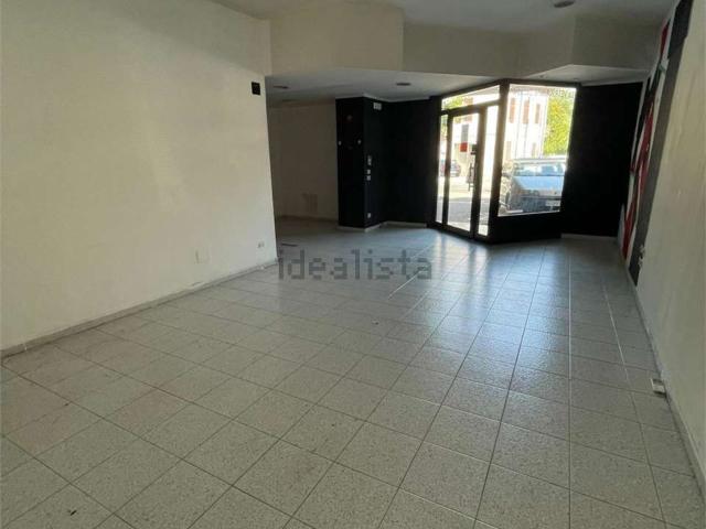Locale Commerciale in vendita a Frosinone, Lazio