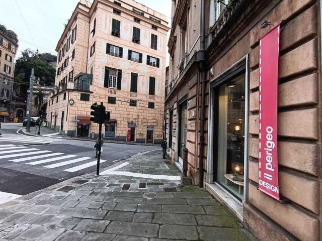 Locale Commerciale in vendita a Centro Est, Serra Riccò