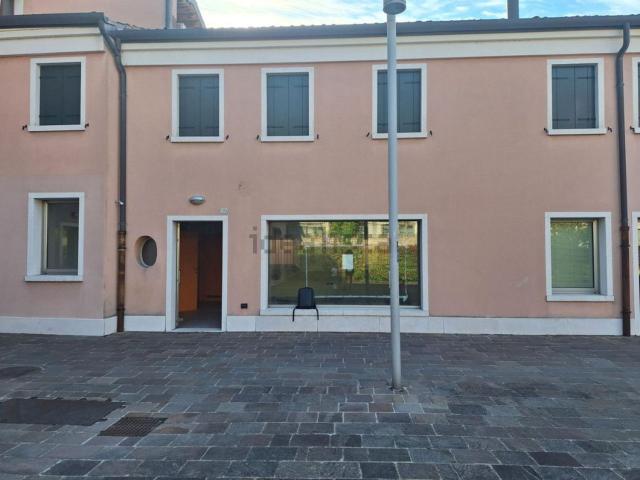 Locale Commerciale in vendita a Dolo 2000, Dolo