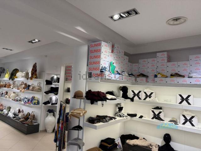 Locale Commerciale in vendita a Puglia, Brindisi