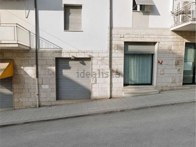 Locale Commerciale in vendita a Marche, Ancona