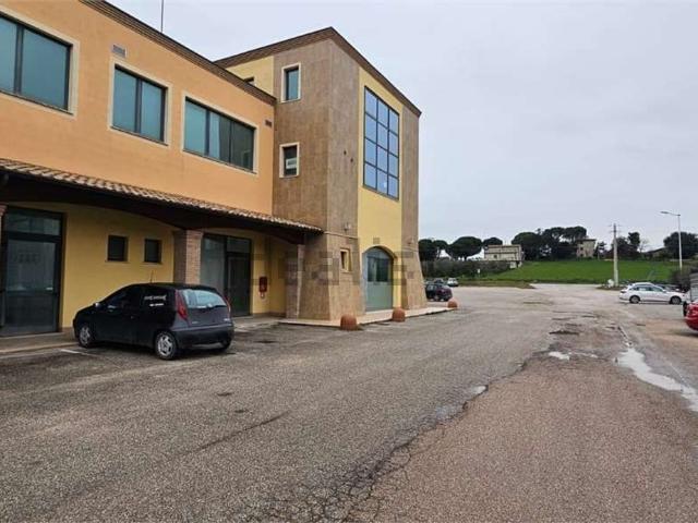 Locale Commerciale in vendita a Collazzone, Umbria