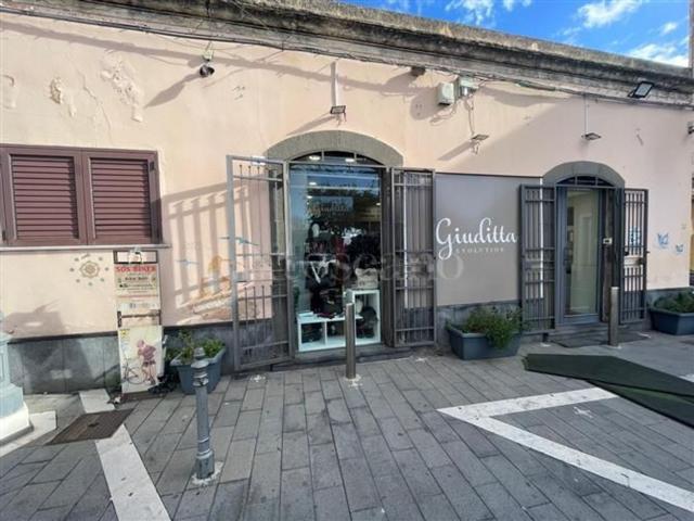 Locale Commerciale in vendita a Belpasso, Sicilia