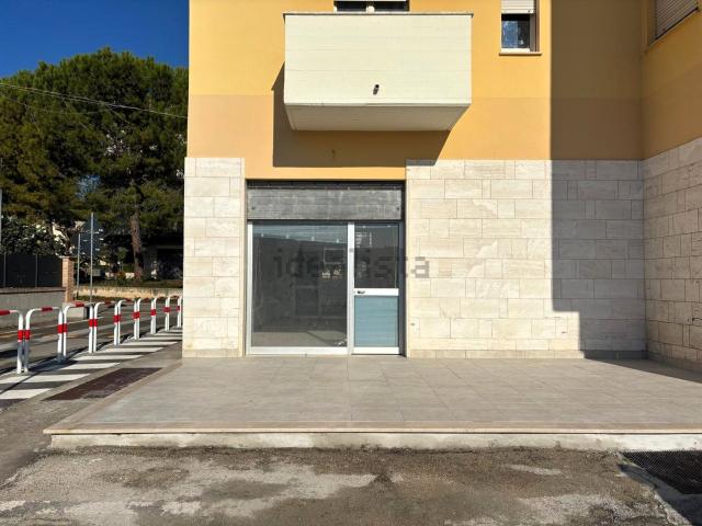 Locale Commerciale in vendita a Bellante, Abruzzo