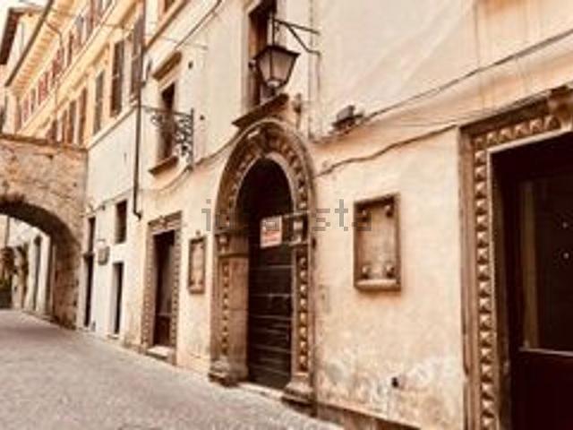 Locale Commerciale in vendita a Spoleto, Umbria