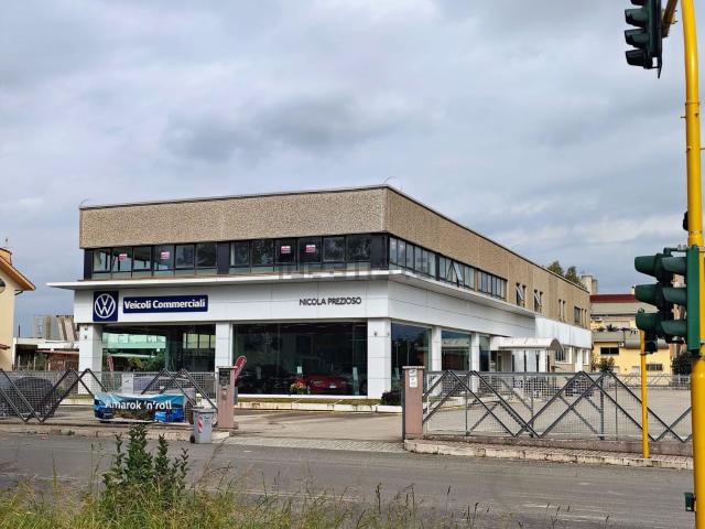 Locale Commerciale in vendita a Torre La Felce, Latina
