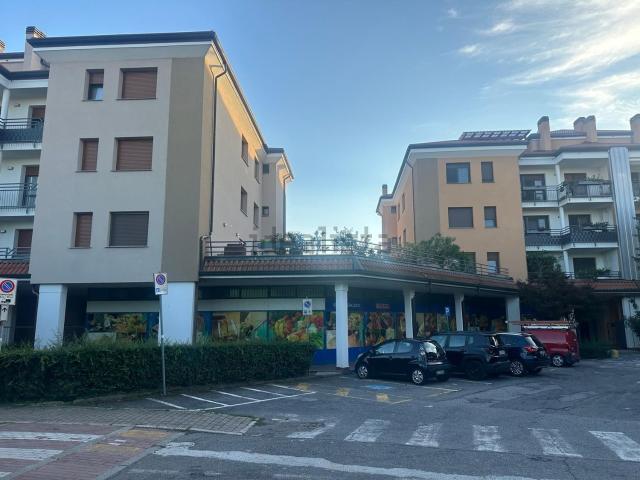 Locale Commerciale in vendita a Cascina Comune, Pregnana Milanese