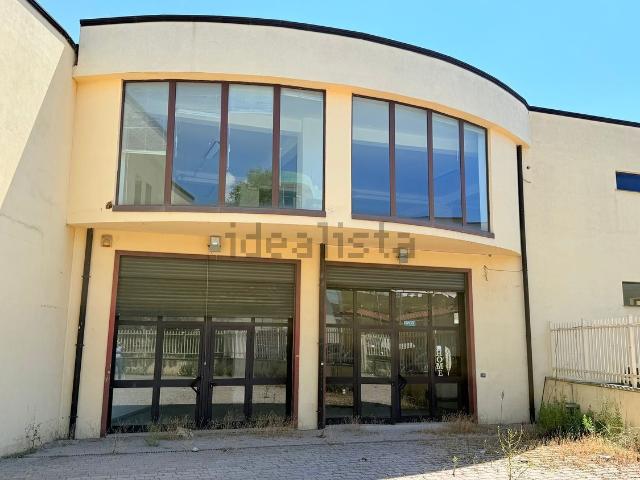 Locale Commerciale in vendita a Calabria, Cosenza