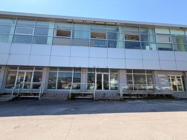 Locale Commerciale in vendita a Baraccola Ovest, Marche