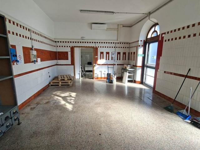 Locale Commerciale in vendita a Stazione, Montale