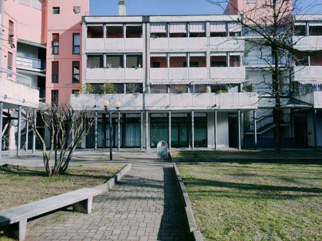 Locale Commerciale in vendita a Solaro, Lombardia