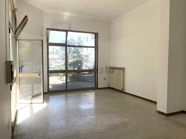 Locale Commerciale in vendita a Unione di Comuni della Romagna Forlivese, Quattro