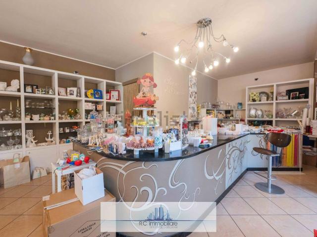 Locale Commerciale in vendita a Orezzo, Gazzaniga