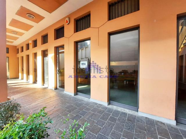 Locale Commerciale in vendita a Novate Brianza, Merate