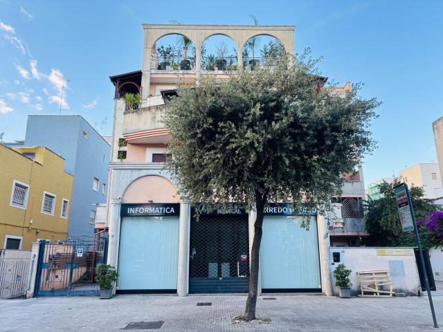 Locale Commerciale in vendita a Puglia, Lecce