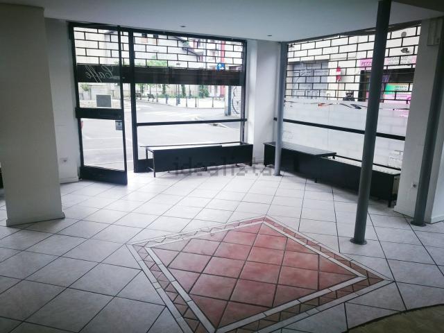 Locale Commerciale in vendita a Gallarate, Lombardia