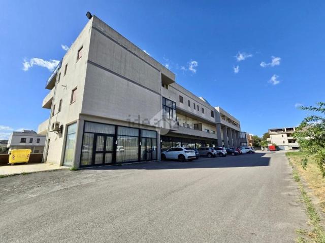 Locale Commerciale in vendita a San Nicolò a Tordino, Teramo