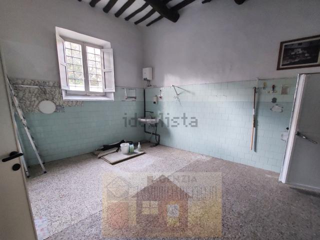Locale Commerciale in vendita a Signa, Toscana