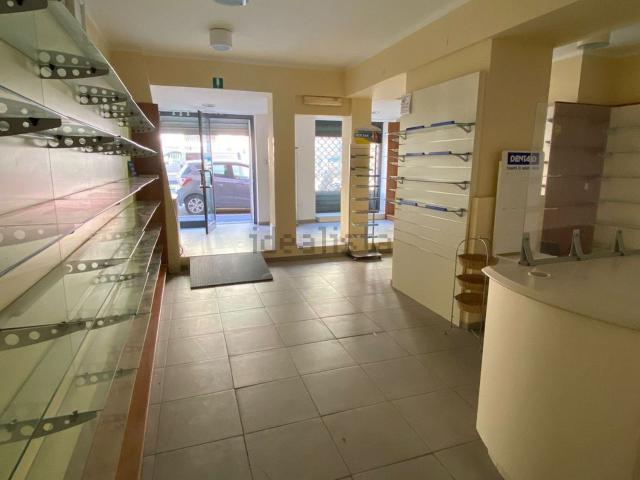 Locale Commerciale in vendita a Levante, Serra Riccò