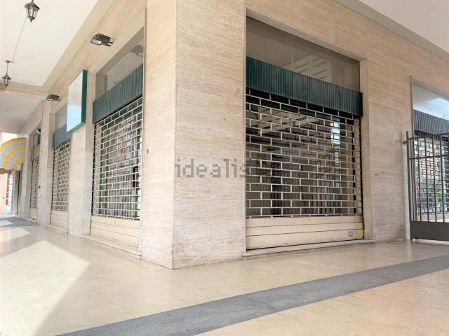 Locale Commerciale in vendita a Unione Alto Ferrarese, Cento