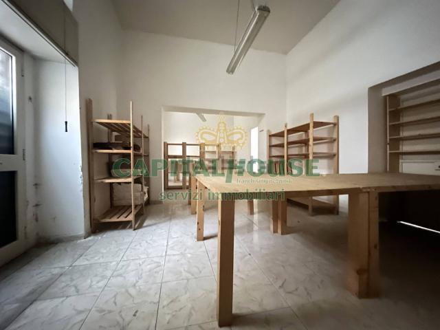 Locale Commerciale in vendita a Sant'Andrea dei Lagni, Santa Maria Capua