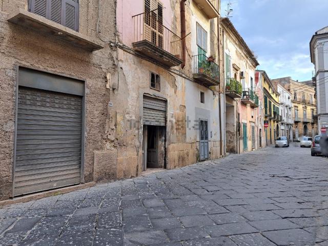 Locale Commerciale in vendita a Maddaloni, Campania