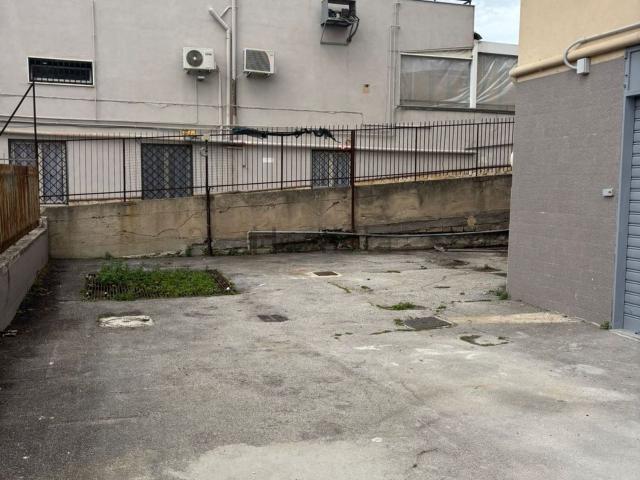 Locale Commerciale in vendita a Giugliano In Campania, Campania