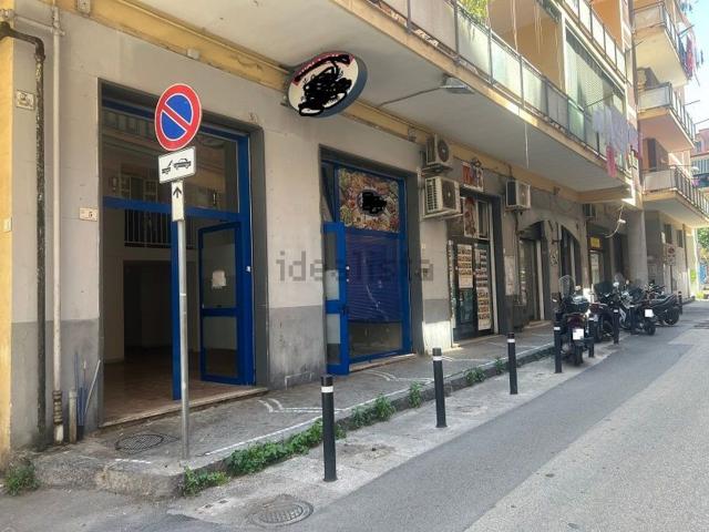 Locale Commerciale in vendita a Castellammare Di Stabia, Campania
