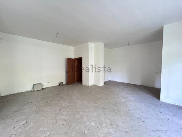 Locale Commerciale in vendita a Nembro, Lombardia